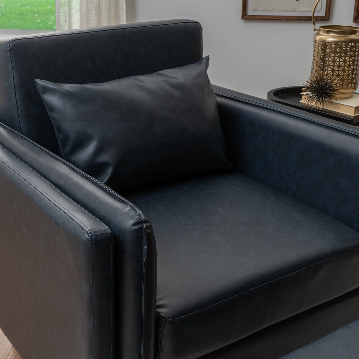 Ensemble fauteuil et repose-pieds Welby bleu marine en similicuir