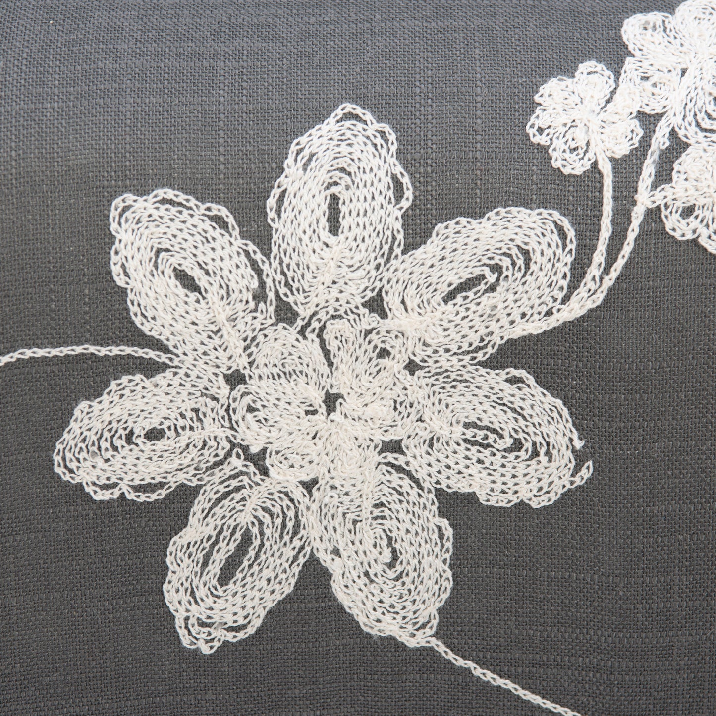 Fauteuil brodé à fleurs Kenna Gray