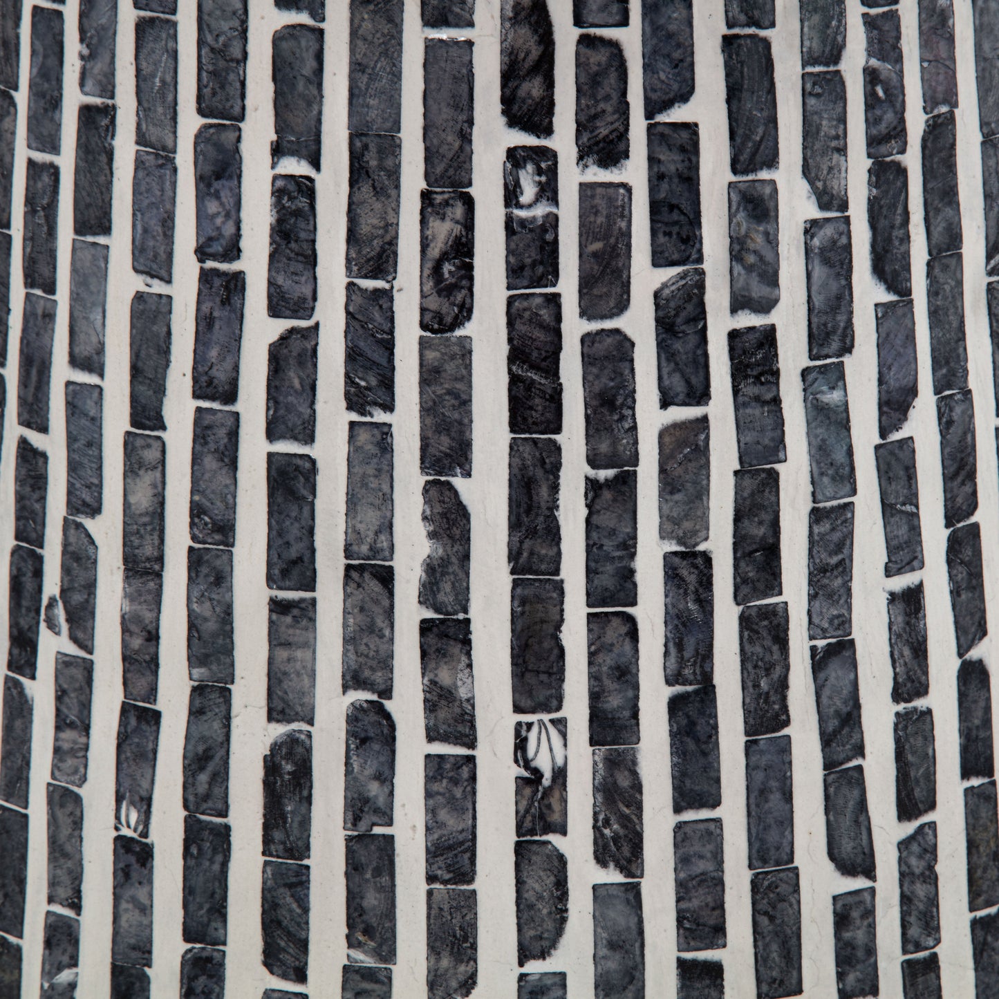 Table d'appoint noire en nacre de Capiz