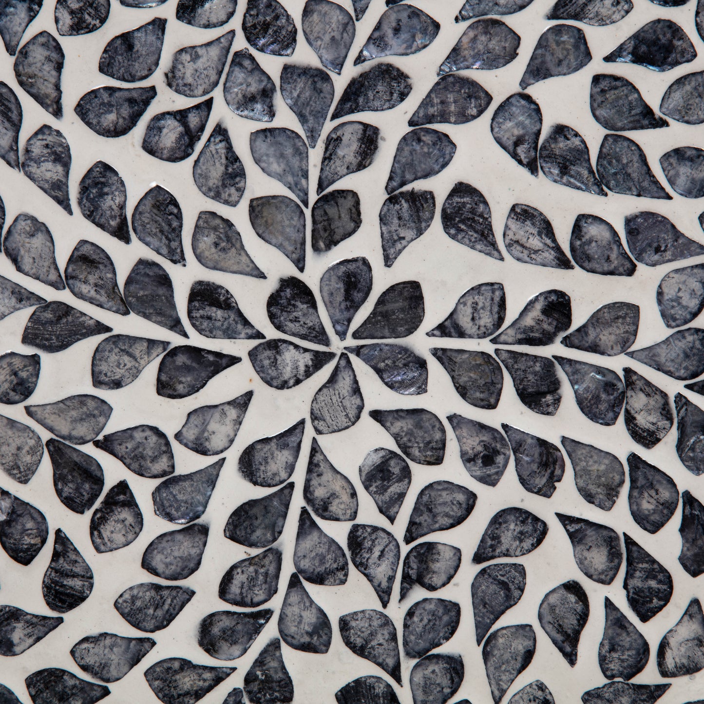 Table d'appoint noire en nacre de Capiz