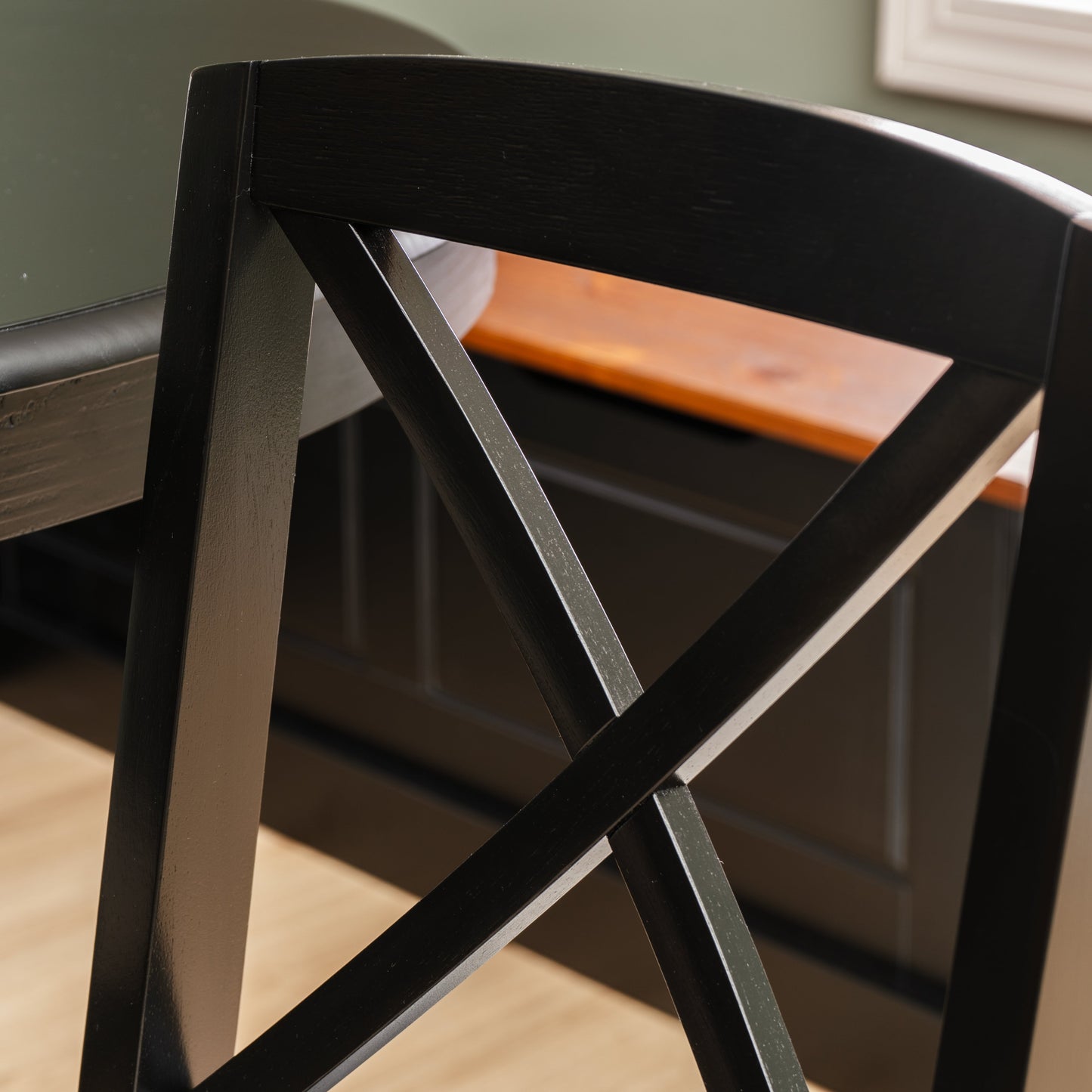 Table d'angle en noyer noir Norah, 2 chaises